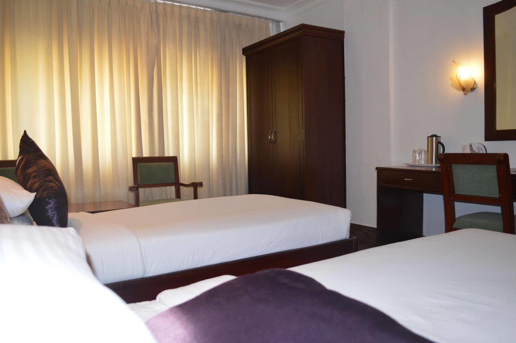 Hotel Moti Mahal Mangalore Esterno foto
